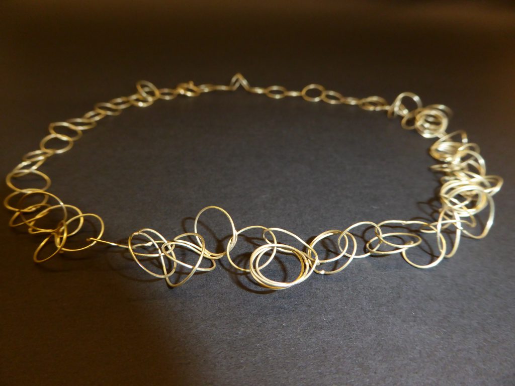 Barbara Baur-Edlinger „O.T.“, 2015/16, Halsschmuck, Au 750, Foto B. Baur-Edlinger